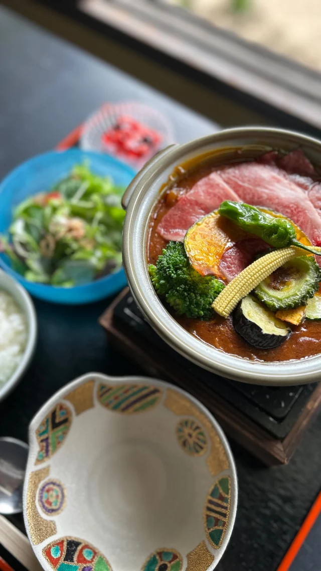 .
黒毛和牛ビーフシチュー御膳
デザート付
¥2750

黒毛和牛すき焼き肉をふんだんにシチューに閉じ込めました。野菜もたっぷり入った新感覚ビーフシチュー 𓌉◯𓇋

#伝七邸#伊藤伝七#登録有形文化財#ビーフシチュー#黒毛和牛#四日市ランチ#日本庭園#三重観光#四日市観光#萬古焼#伊賀米コシヒカリ#visityokkaichi#yokkaichi