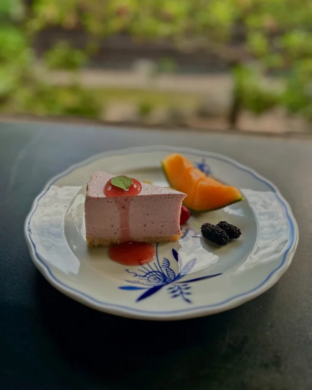 .
カフェ
11:30-16:00
不定休

季節のスウィーツ
各¥300
いちごのレアチーズケーキ
フルーツ鬼灯とブルーベリーの水羊羹

他にもご用意ございます😋

今月の珈琲☕︎
¥550
ニカラグア　モンテクリストハニー
@asagi_handroast 

お庭を見ながらお召し上がりいただけます☕︎

#伝七邸 #denshichitei#登録有形文化財#日本庭園#四日市カフェ#ハンドドリップ#☕︎#visityokkaichi#yokkaichi#レアチーズ#水羊羹#水無月#夏越の祓