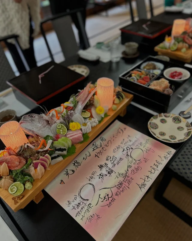 .
サプライズ還暦祝い🎉
ご本人には秘密で進められていた誕生日会。
ご家族の皆さまの「愛」が伝わる
最高に素敵なお食事会でございました✨

#伝七邸#denshichitei#登録有形文化財#日本庭園#還暦祝い#舟盛り#特別オーダー#料理長直筆
#おめでとうございます